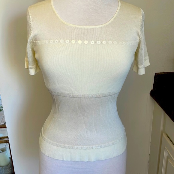 A nice top detailed with beads.  Perfect with jeans - Picture 1 of 4